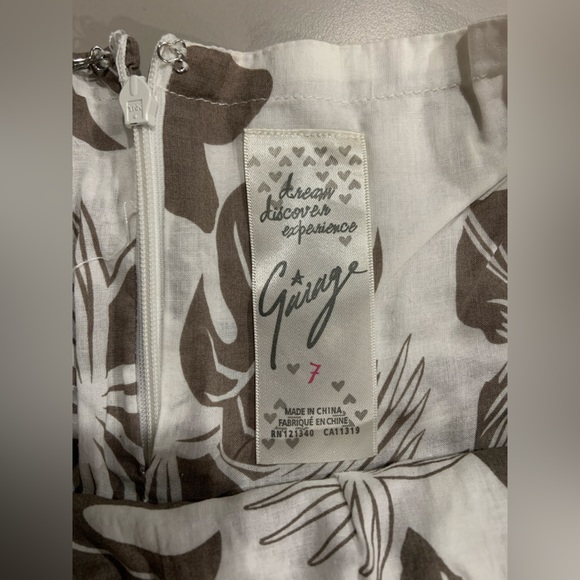 Adorable mini skirt with fun pattern - Picture 2 of 2